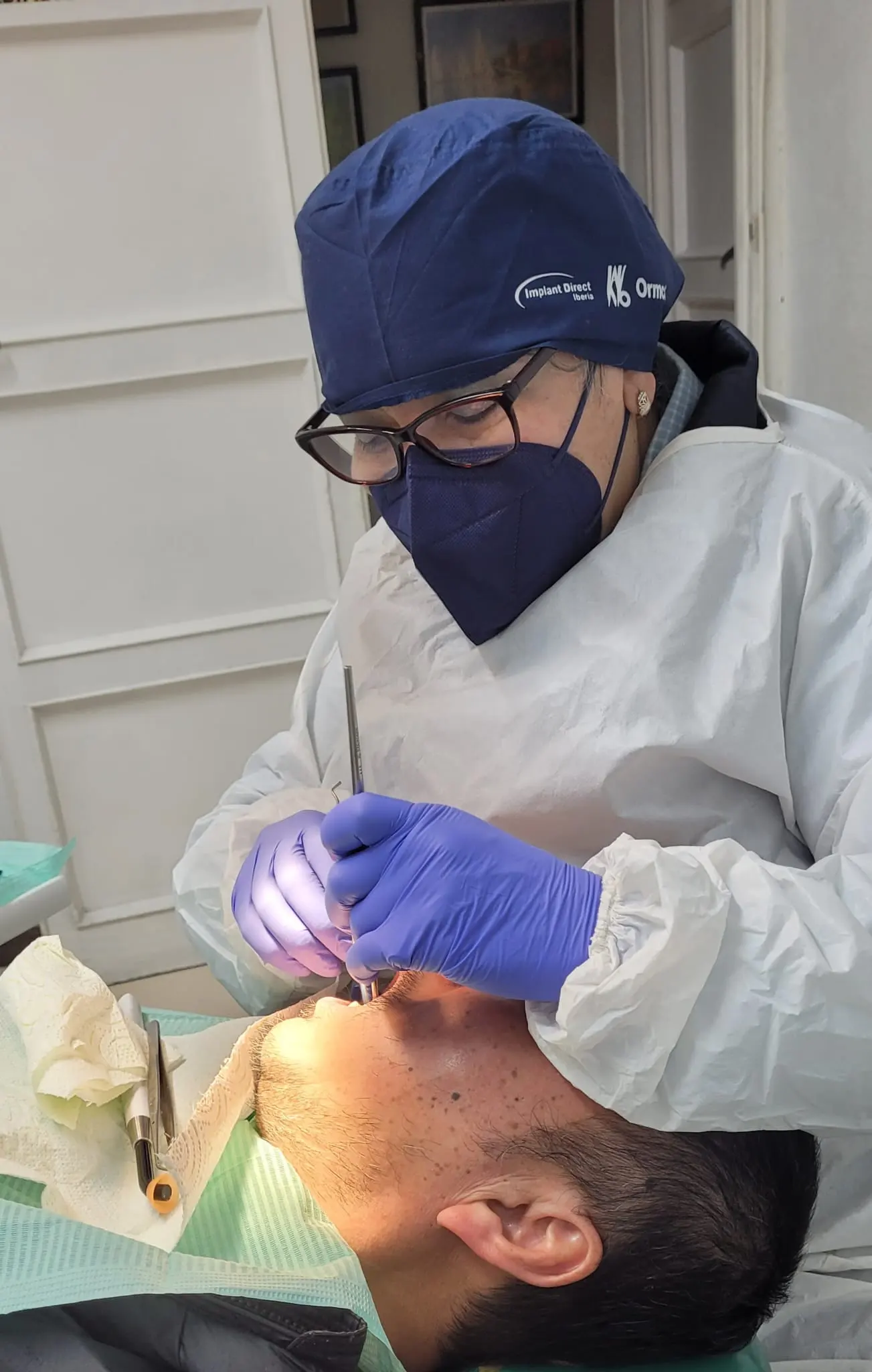 Dra. Anna Tavarone atendiendo a un paciente
